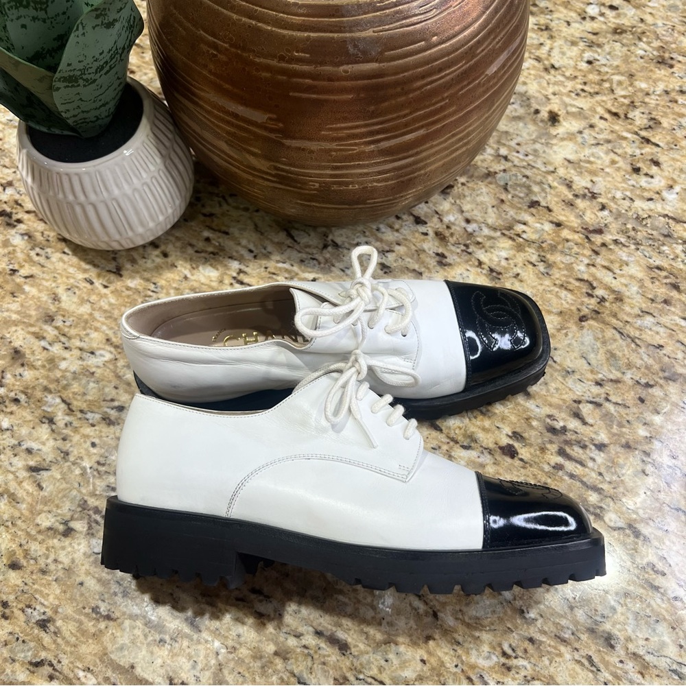 CHANEL Lace-Up Patent Leather White Black Platform Derby Shoes 35 100% Auth.